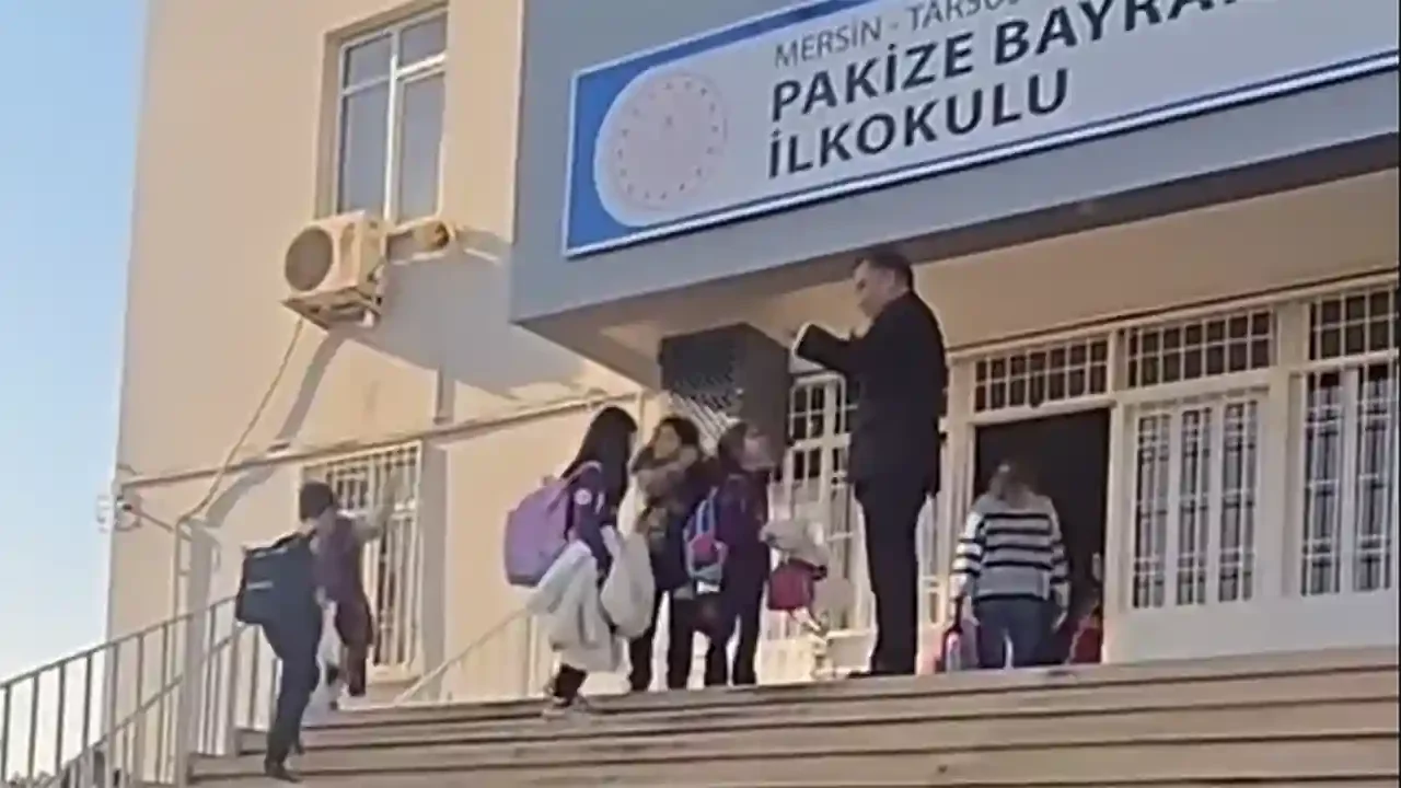 Mersin'de İlkokul 1’inci Sınıf Öğrencisinin Çantasından Tabanca Çıktı