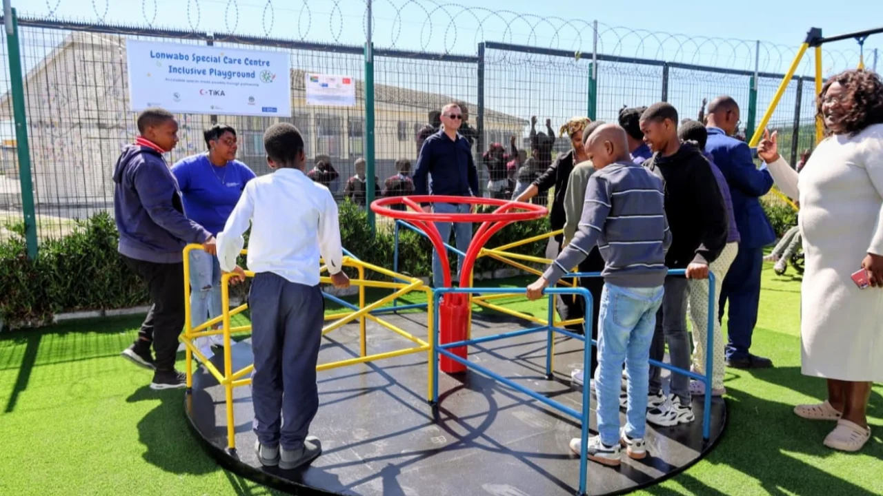 TİKA Güney Afrika'da engelli çocukları sevindiriyor