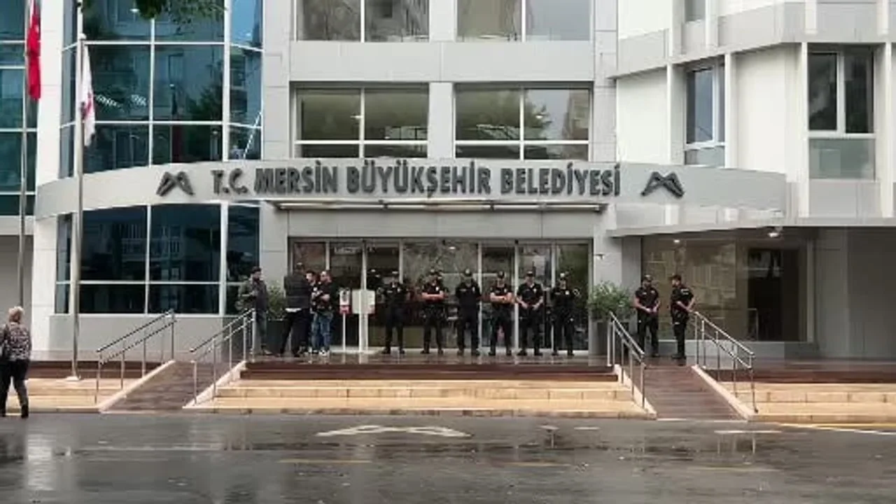 Mersin'de belediyelere operasyon: 59 kişi gözaltında