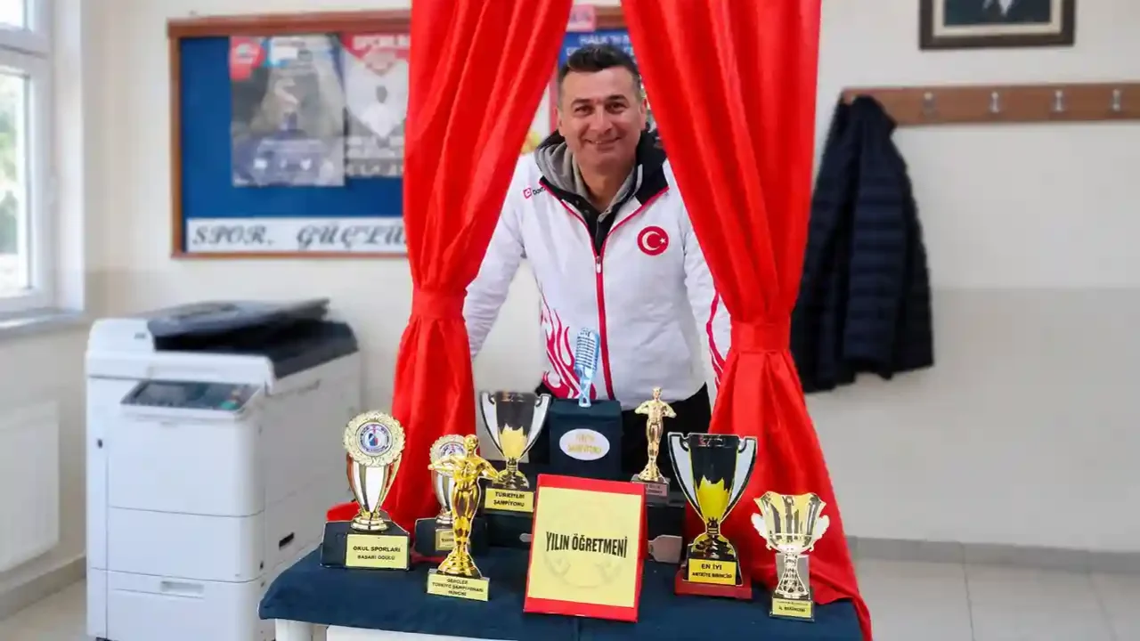 Okula giderken yakalanan öğretmen 8 yıl sonra beraat.