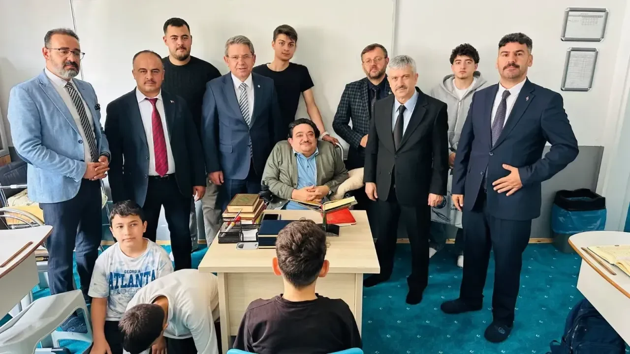 Tekerlekli Sandalyeli Kur'an Öğreticisi Duygulandırdı