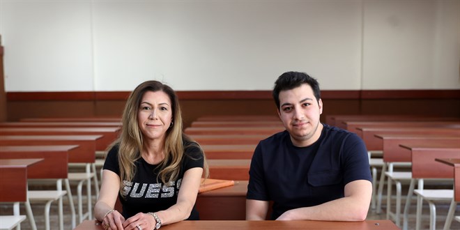 51 Yaşında Üniversiteye Döndü: Oğluyla Tıpkı Sırada Okuyor!