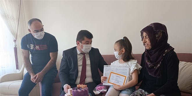 Annesinin karaciğeriyle hayata tutunan Hayrünnisa’nın karnesi, konutunda verildi