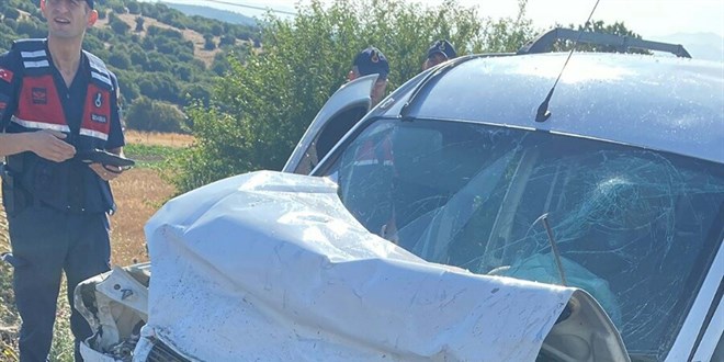 Araba ile Ticari Araç Çarpıştı: 2 Kişi Hayatını Kaybetti