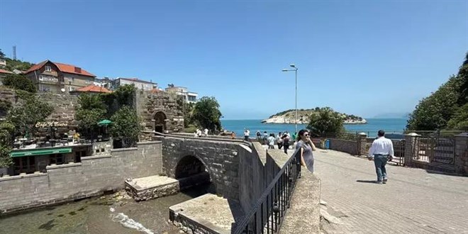 Bayram tatilinde 6 bin nüfuslu ilçeye 150 bin kişi geldi