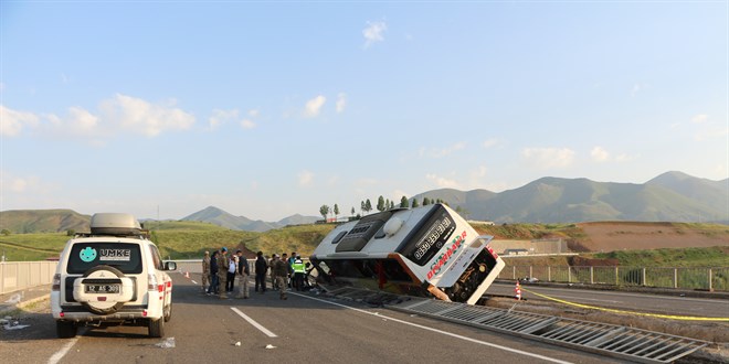 Bingöl Karlıova’da Yolcu Otobüsü Kazası: 3 Ağır Yaralı