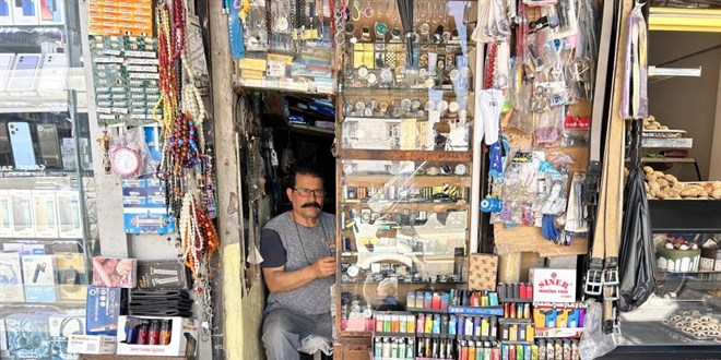 ‘Çakmak doktoru’ baba, 2 metrekarelik dükkanda 3 evladını okuttu