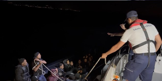 Çeşme’de lastik botla denize açılan 42 göçmen kurtarıldı