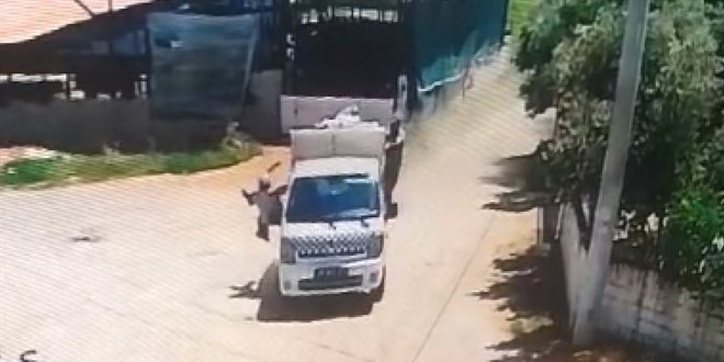 Çöp aracından düşen belediye personeli hayatını kaybetti