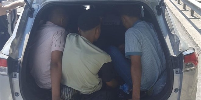 Dinlenme tesisinde durdurulan araçtan 9 sistemsiz göçmen çıktı