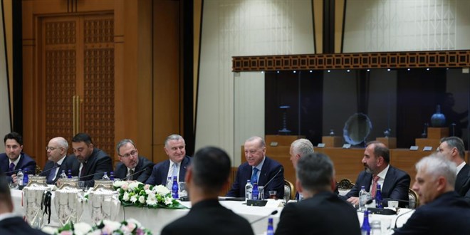 Erdoğan, Harika Lig’e yükselen 3 futbol kulübünün liderlerini kabul etti