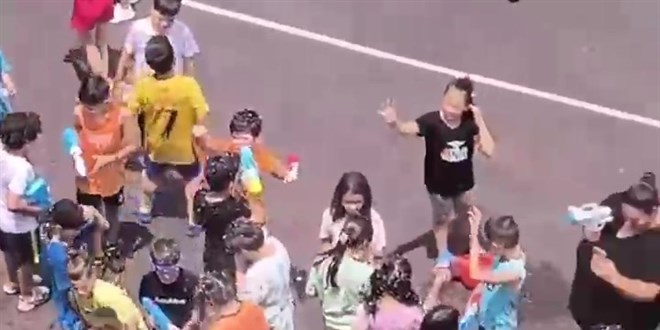 Hatay’da 40 Derece Sıcakta Renkli Su Savaşı Aktifliği