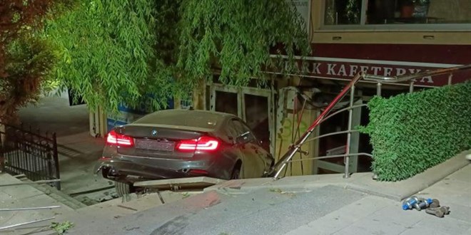 Hayrete düşüren kaza! Çay ocağına araba düştü