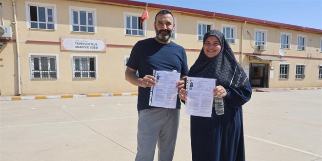 Karı, koca çift el ele girdikleri imtihanda üniversite hayali için ter döktüler