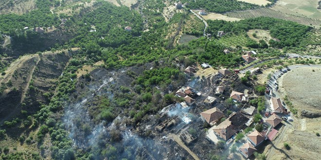 Malatya’da otluk alanda çıkan yangın meskenlere sıçradı