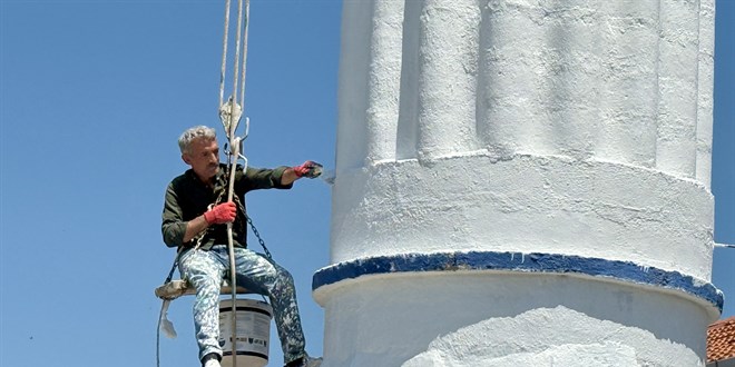 ‘Örümcek adam’ minareleri onararak ekmeğini kazanıyor
