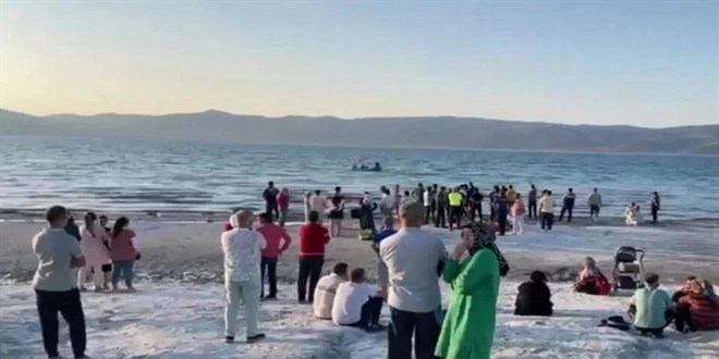 Salda Gölü’ne giren baba oğul boğularak hayatını kaybetti
