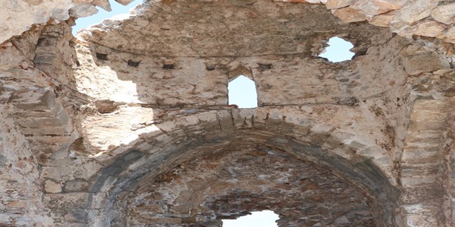 Tarihi kilisenin taşlarını söküp, bölgede mangal yapmışlar